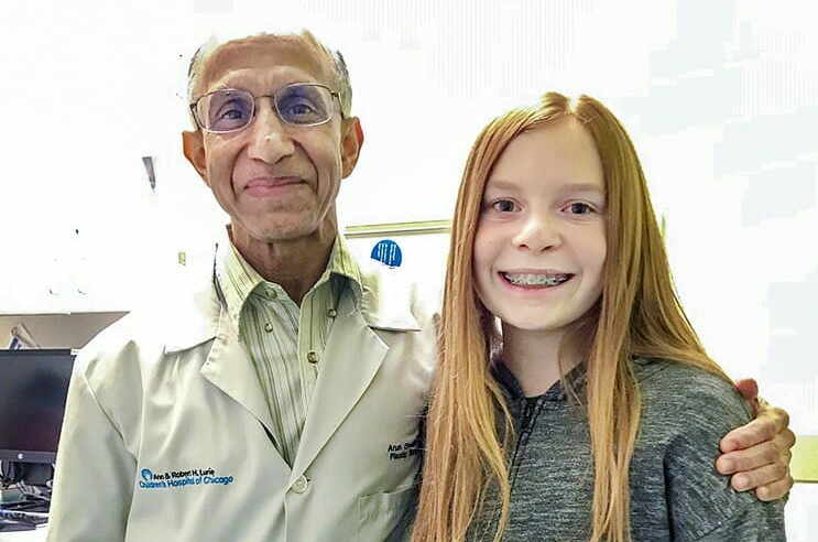 Elizabeth Alberti, de once años, con su cirujano y voluntario de Operation Smile Dr. Arun Gosain. Fotografía: cortesía de Heather Alberti.