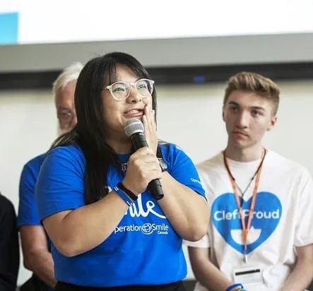 Emilee de Students Programs hablando frente a un micrófono