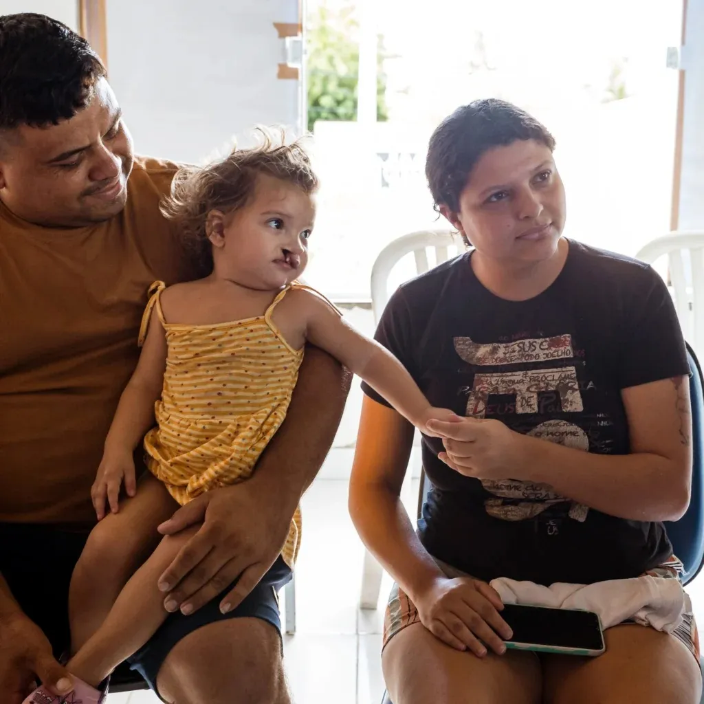 Isis junto a sus padres en un programa quirúrgico en Mossoró, Brasil
