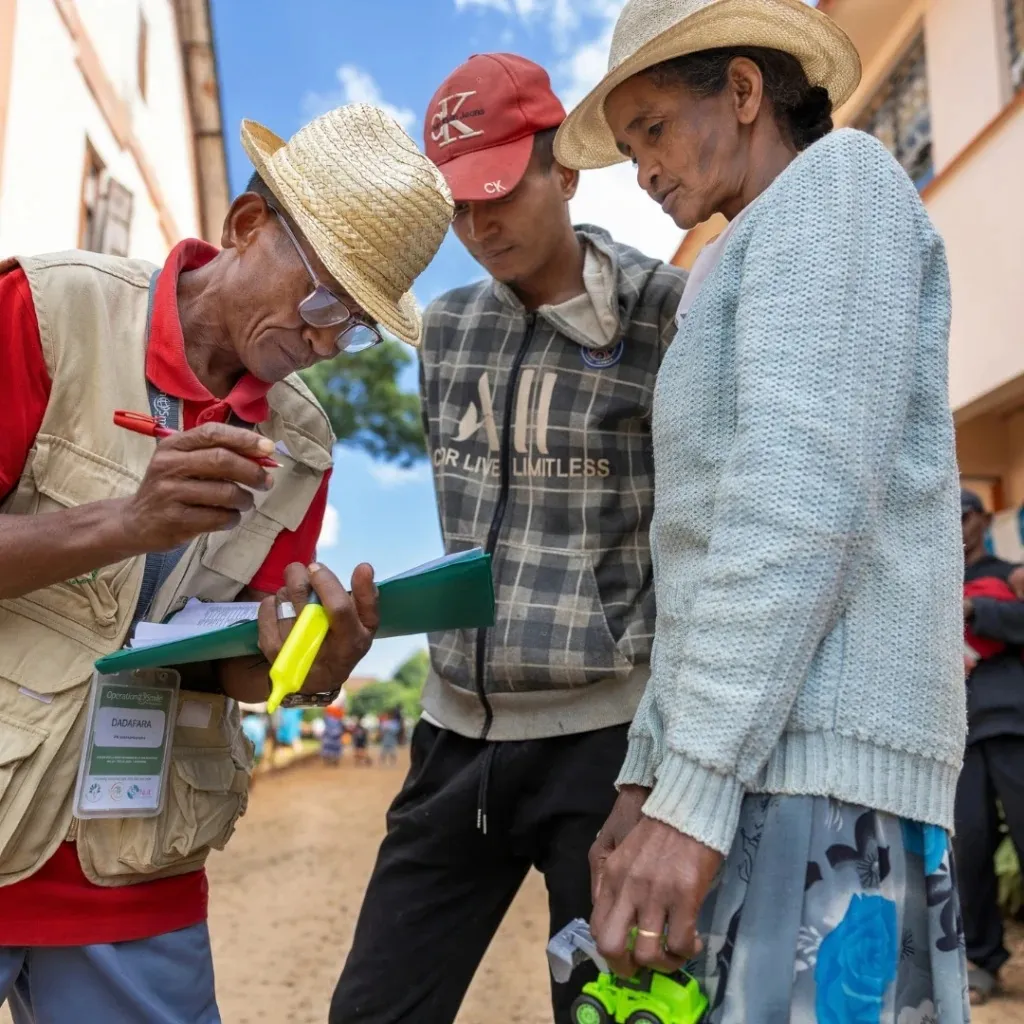 Voluntarios recaban datos sobre familias con hendidura facial.