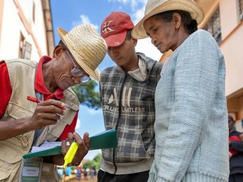 Voluntarios recaban datos sobre familias con hendidura facial.